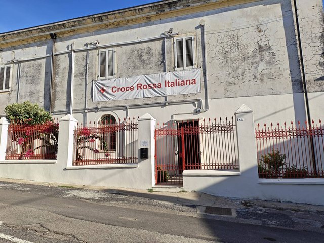 Ingresso del Centro CRI di Ghilarza con lo striscione Croce Rossa Italiana